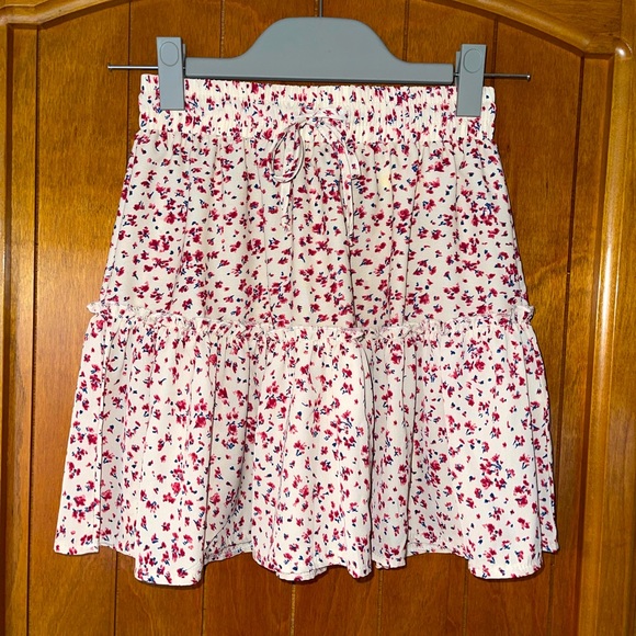 Princess Polly Dresses & Skirts - ✨HP✨ NWT “PRINCESS POLLY” LADIES FLORAL SKIRT, TIES & CINCHES AT WAIST…SIZE 0